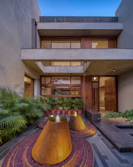 The House of Parallel Walls